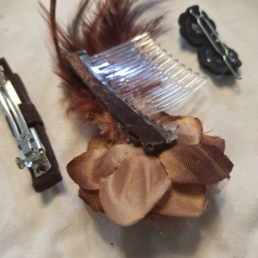 Brown Floral Hair Comb with Feathers